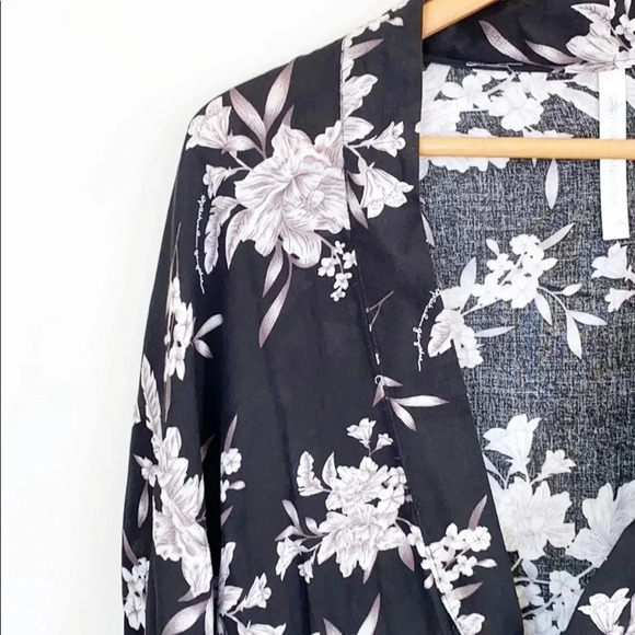 Spiritual Gangster Black/white Floral Kimono/robe - Picture 8 of 12